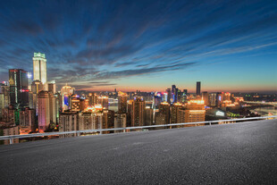 城市天际线与开阔前景