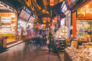 热闹的传统街市夜景
