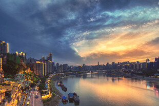 城市河畔绚丽黄昏美景