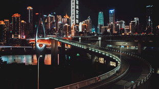 城市夜景中的桥梁与璀璨灯火