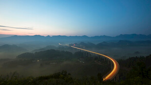 山间公路晨曦美景