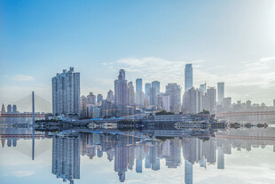 城市天际线与水面倒影美景