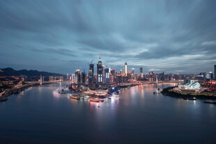城市夜景中的璀璨水岸风光