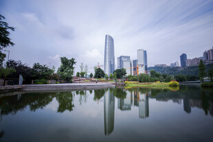 城市湖畔的现代建筑景观
