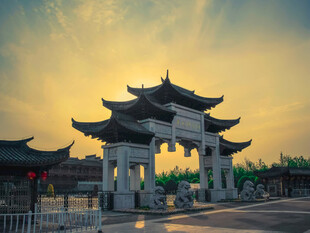 夕阳下的中式古典牌坊