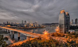 城市河畔黄昏夜景风光