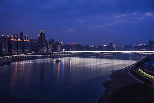 城市河畔夜景