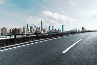城市公路与天际线景观