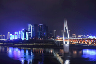 城市璀璨夜景与桥梁风光