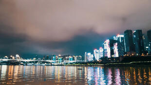 城市夜景下的璀璨水岸风光