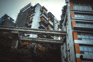 城市中独特的空中连廊建筑