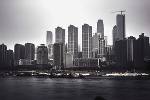 城市天际线临水高楼景观