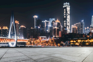 都市夜景下的开阔广场