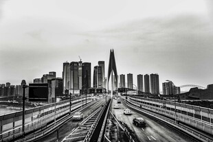 城市铁轨与林立高楼景观