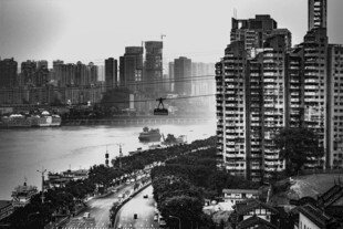 黑白视角下的城市江景
