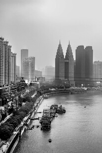 城市河畔的高楼景致