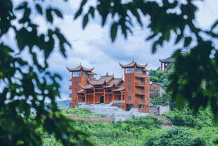 绿树掩映中的中式古建筑