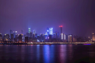 城市夜景璀璨灯光映水面