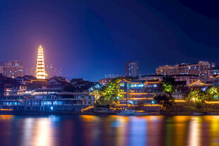 城市江畔夜景璀璨风光