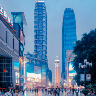 繁华都市商业街夜景