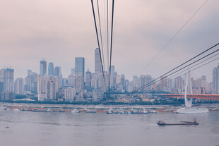 城市江畔桥梁与高楼景观
