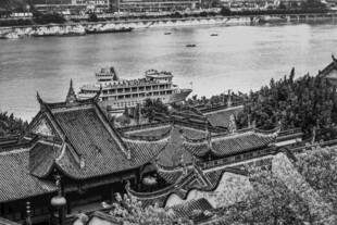 江边古建筑群俯瞰美景