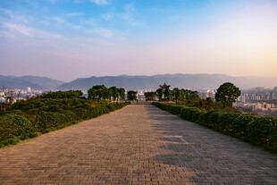夕阳下的山间幽静小路
