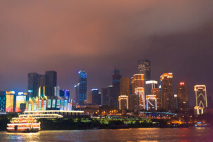 璀璨都市夜景江上映繁华