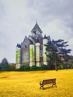 草地旁的欧式建筑与长椅