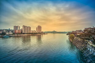 城市河畔美丽黄昏景色