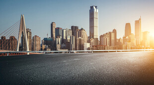 夕阳下的城市天际线美景