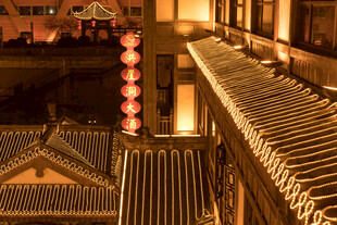 古建夜景灯笼映照屋檐