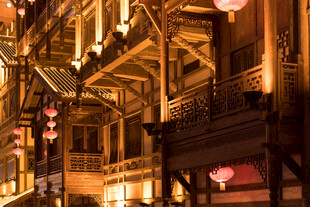 古街夜景中式建筑灯笼摇曳