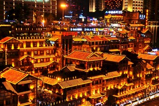 古建夜景灯火璀璨映繁华