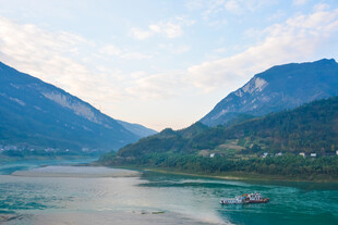 山水间的宁静湖景