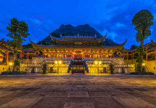 夜幕下的中式古建筑