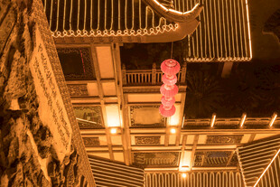 古建夜景灯笼点亮中式韵味