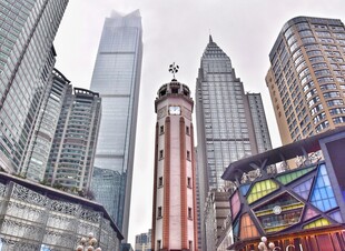 重庆解放碑旁的繁华都市景
