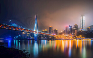 重庆夜景中的璀璨跨江大桥