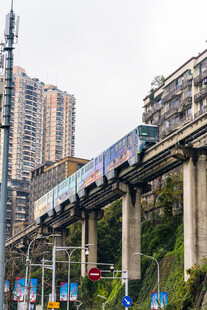 山城空中轻轨穿梭高楼间