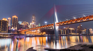 重庆夜景下的璀璨跨江大桥