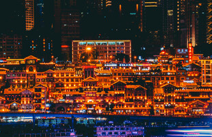 璀璨夜景中的中式古建筑群