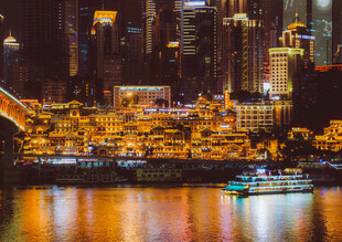 重庆璀璨夜景下的江畔风光