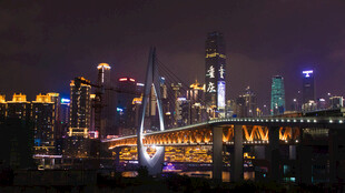 重庆夜景中的璀璨跨江大桥