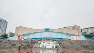 大型建筑前的蓝色帐篷场景