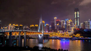 璀璨夜景中的城市天际线