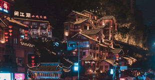 梦幻夜景中的中式建筑
