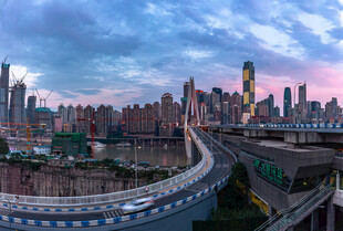 城市高架桥与天际线景观