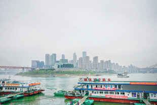 江边城市风光与停泊船只