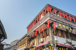 古街中式建筑挂红灯笼